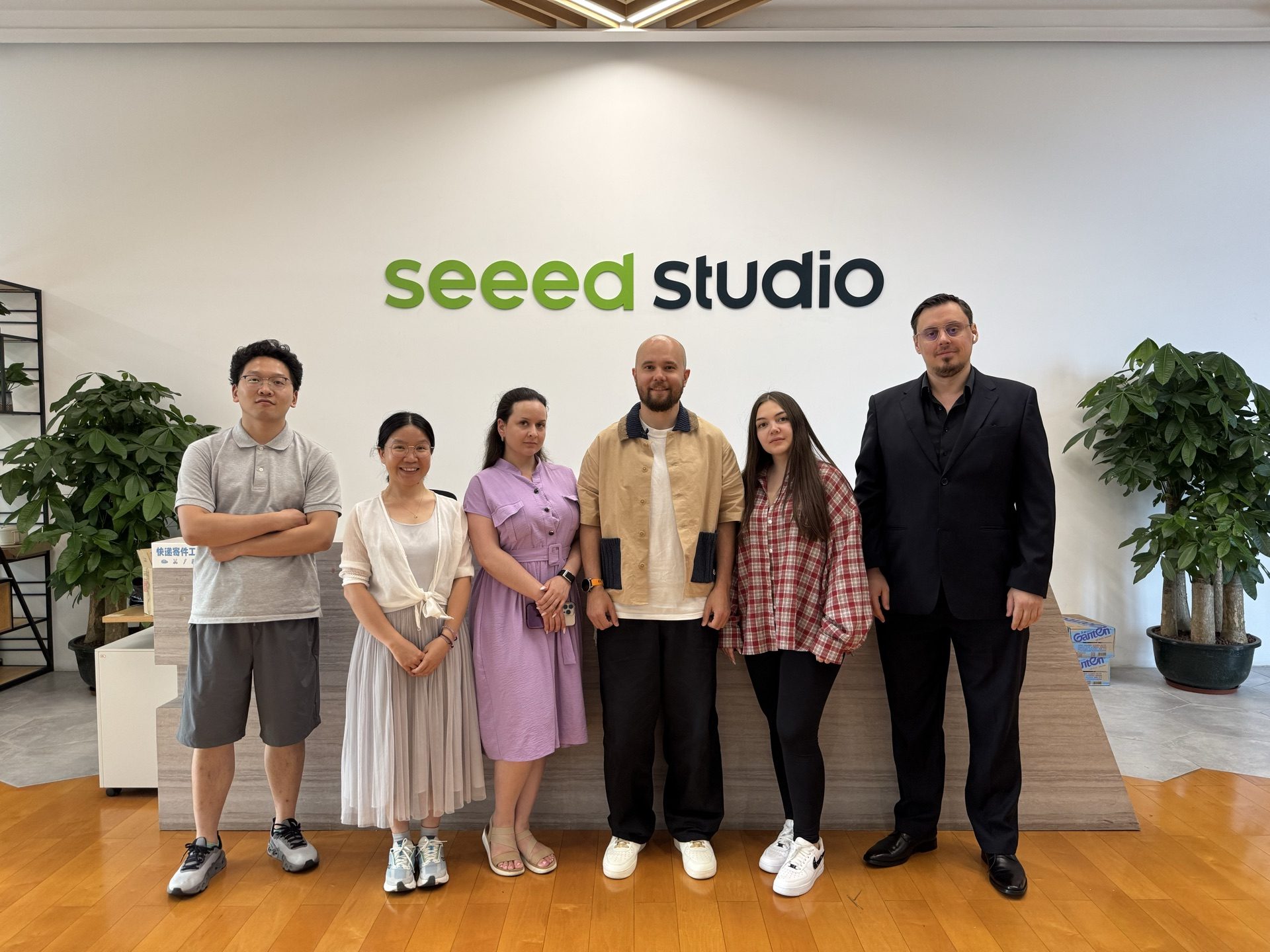 Группа в офисе Seeed Studio